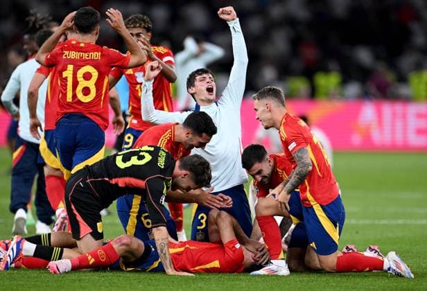 Fussball Euro 2024 Finale 14.07.2024 Spanien - England Schlussjubel Spanien, die Spieler liegen auf dem Torschuetzen zum 2-1 Mikel Oyarzabal ganz unten