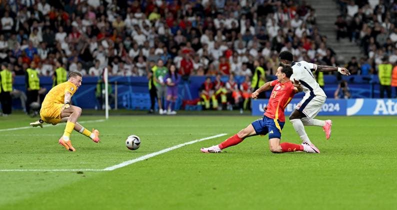 Fussball Euro 2024 Finale 14.07.2024 Spanien - England Tor zum 2-1 durch den Torschuetzen Mikel Oyarzabal (mitte, Spanien) gegen Torwart Jordan Pickford (li, England) und Marc Guehi (re, England)
