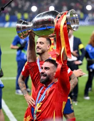 Fussball Euro 2024 Finale 14.07.2024 Spanien - England JUBEL Spanien mit EM Pokal; Dani Carvajal