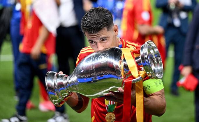 Fussball Euro 2024 Finale 14.07.2024 Spanien - England JUBEL Spanien mit EM Pokal; Alvaro Morata