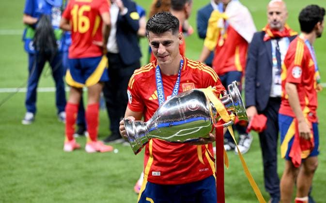 Fussball Euro 2024 Finale 14.07.2024 Spanien - England JUBEL Spanien mit EM Pokal; Alvaro Morata