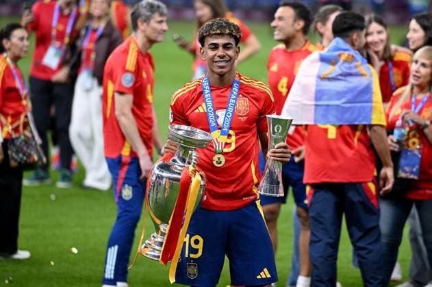 Fussball Euro 2024 Finale 14.07.2024 Spanien - England JUBEL Spanien mit EM Pokal; Lamine Yamal, bester Nachwuchsspieler des Tuniers