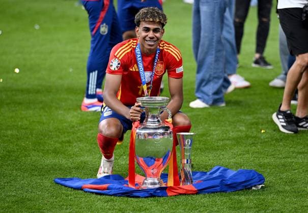 Fussball Euro 2024 Finale 14.07.2024 Spanien - England JUBEL Spanien mit EM Pokal; Lamine Yamal, bester Nachwuchsspieler des Tuniers