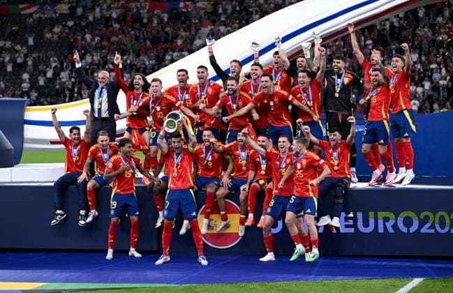 Fussball Euro 2024 Finale 14.07.2024 Spanien - England JUBEL Sieger Spanien; Teamjubel bei der Siegerehrung, Spanien mit EM Pokal