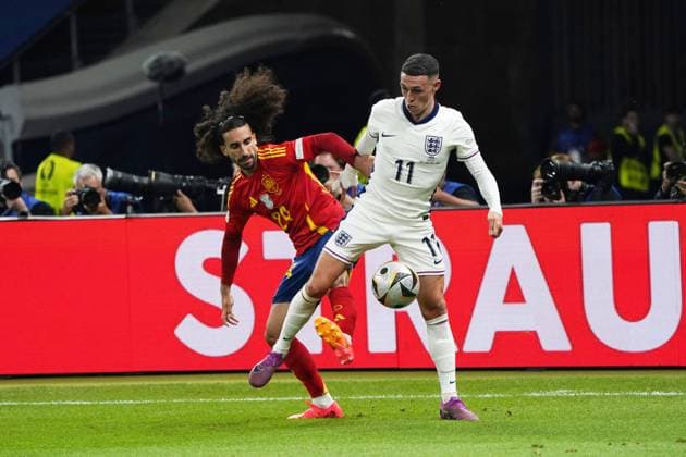 Euro 2024, EM 2024, Fussball UEFA; Finale ,Finale , Spanien- England , Olympiastadion, Berlin Marc Cucurella Spanien Phil Foden, England Aktion, Einzelbild