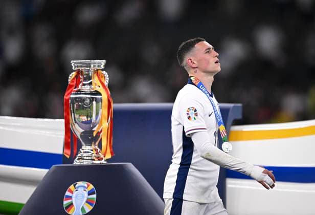 Fussball Euro 2024 Finale 14.07.2024 Spanien - England Enttaeuschung England; Phil Foden geht am EM Pokal vorbei