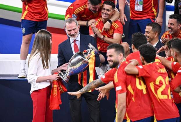 Fussball Euro 2024 Finale 14.07.2024 Spanien - England JUBEL Sieger Europameister Spanien; Koenig von Spanien, Felipe VI (Mitte) mit EM Pokal und Tochter Sofia (li) sowie das spanische Team