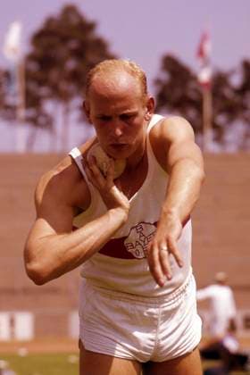 Archivbilder der Woche SPORT KW29 Willi HOLDORF, Leichtathletik, Leichtathlet, Zehnkampf, Zehnkaempfer, hier im Trikot von Bayer 04 Leverkusen, Aktion Kugelstossen, undatierte Aufnahme von 1964, *** Willi HOLDORF, athletics, track and field, decathlon, decathlete, here in the Bayer 04 Leverkusen jersey, shot put event, undated photo from 1964,