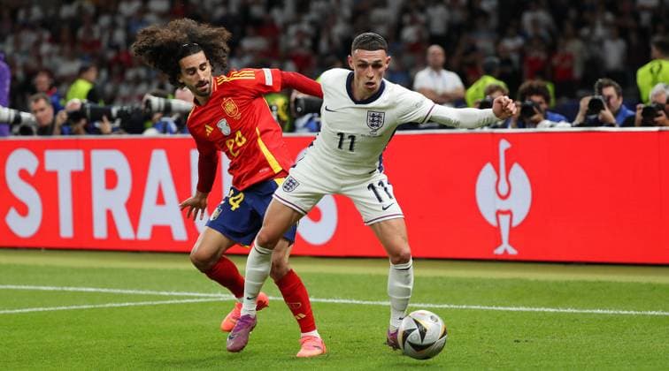 BAU 14.07.2024 Berlin Fußball EM 2024 Finale Spanien vs. England, v.l. Marc Cucurella (ESP), Phil Foden (ENG)