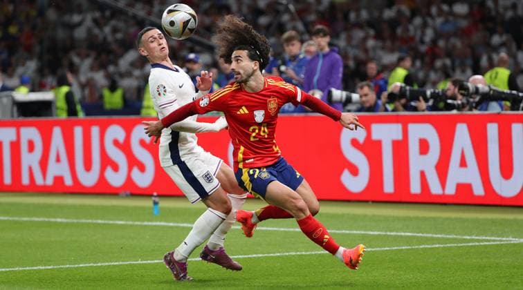 BAU 14.07.2024 Berlin Fußball EM 2024 Finale Spanien vs. England, v.l. Phil Foden (ENG), Marc Cucurella (ESP)