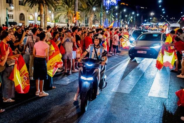July 15, 2024, Malaga, Spain: An Argentina football fan celebrates in Malaga the victory of Spain at the UEFA EURO, EM, Europameisterschaft,Fussball 2024. Spain won the UEFA Euro 2024 after a match against England celebrated at Olympiastadion in Berlin, Germany. Malaga Spain - ZUMAs197 0711374758st Copyright: xFrancisxGonzalezx