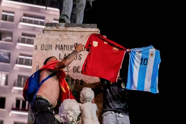 July 15, 2024, Malaga, Spain: Two football fans seen showing the Spain and Argentina jerseys during the celebration in Malaga of the victory of Spain at the UEFA EURO, EM, Europameisterschaft,Fussball 2024. Spain won the UEFA Euro 2024 after a match against England celebrated at Olympiastadion in Berlin, Germany. Malaga Spain - ZUMAs197 0711375410st Copyright: xFrancisxGonzalezx