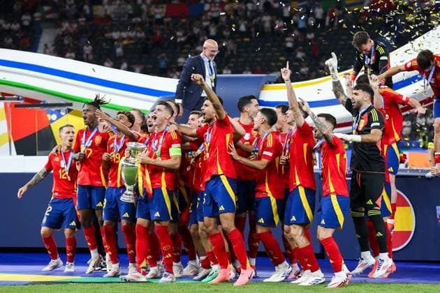 Spain v England Spain players celebrate winning with trophy Spain Forward Alvaro Morata Atletico de Madrid with trophy during the Spain v England UEFA EURO, EM, Europameisterschaft,Fussball 2024 Final at the Olympiastadion Stadium, Berlin, Germany on 14 July 2024 Editorial use only. All images are copyright Every Second Media Limited. No images may be reproduced without prior permission. Copyright: xIMAGO EveryxSecondxMediax ESM-1060-0205
