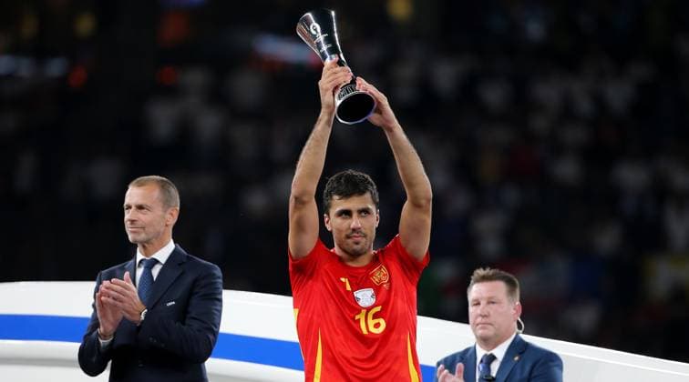 BAU 14.07.2024 Berlin Fußball EM 2024 Finale Spanien vs. England, Rodri (ESP) mit Pokal als bester Spieler des Turniers