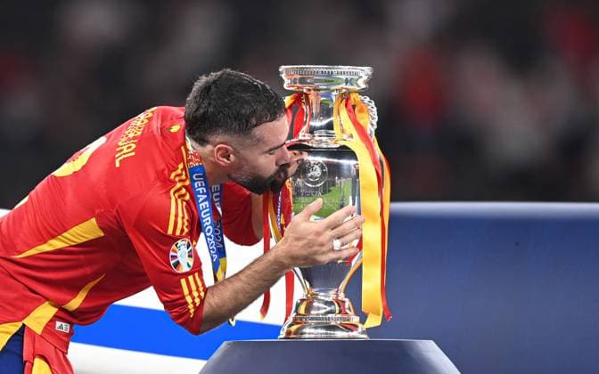 Fussball, Herren, Saison 2023 24, UEFA EURO, EM, Europameisterschaft,Fussball EM 2024, Finale in Berlin, Spanien - England, Dani Carvajal (Spanien) küsst den Pokal, 14.07. 2024, Copyright: xSebastianxRäppold MatthiasxKochx