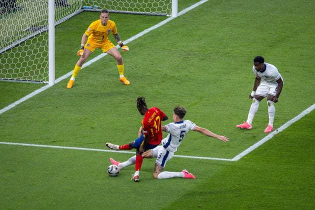 Fussball Berlin 14.07.2024 UEFA EURO, EM, Europameisterschaft,Fussball 2024 Finale England (ENG) - Spanien (ESP) Nico Williams (Spanien, No.17) John Stones (England, No.05)