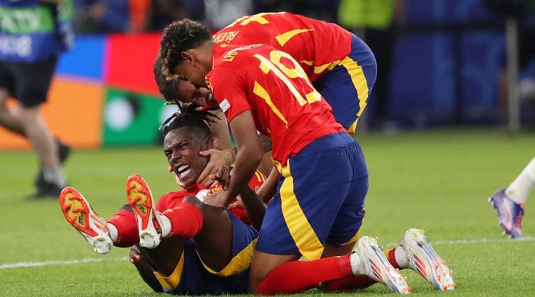 BAU 14.07.2024 Berlin Fußball EM 2024 Finale Spanien vs. England, v.l. Nico Williams, Ãlex Baena, Lamine Yamal (ESP) freuen sich über den Sieg