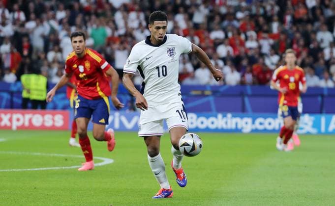 Jude Bellingham am Ball, dahinter Conor Gallagher Spielszene Aktion Fußball Fussball Europameisterschaft Euro 2024 EM Finale Herren Saison 2023 2024 14.07.2024 Spanien ESP vs. England ENG in Berlin Olympiastadion DFL regulations prohibit any use of photographs as image sequences and or quasi-video.