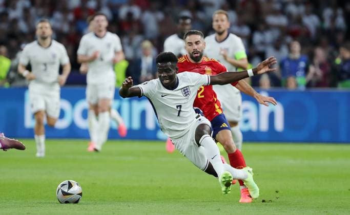Bukayo Saka im Zweikampf mit Daniel Carvajal Spielszene Aktion Fußball Fussball Europameisterschaft Euro 2024 EM Finale Herren Saison 2023 2024 14.07.2024 Spanien ESP vs. England ENG in Berlin Olympiastadion DFL regulations prohibit any use of photographs as image sequences and or quasi-video.