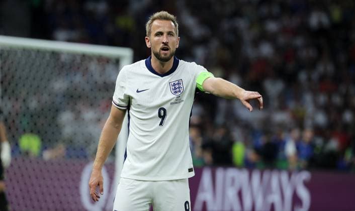 Harry Kane zeigend, gestikulierend Aktion Oberkörper Fußball Fussball Europameisterschaft Euro 2024 EM Finale Herren Saison 2023 2024 14.07.2024 Spanien ESP vs. England ENG in Berlin Olympiastadion DFL regulations prohibit any use of photographs as image sequences and or quasi-video.