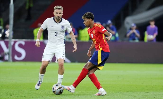 Luke Shaw, Lamine Yamal Zweikampf Spielszene Aktion Fußball Fussball Europameisterschaft Euro 2024 EM Finale Herren Saison 2023 2024 14.07.2024 Spanien ESP vs. England ENG in Berlin Olympiastadion DFL regulations prohibit any use of photographs as image sequences and or quasi-video.