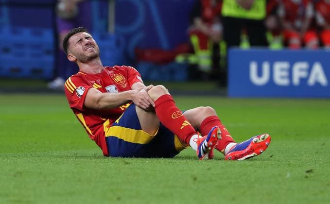 Aymeric Laporte angeschlagen verletzt nach Zweikampf Fußball Fussball Europameisterschaft Euro 2024 EM Finale Herren Saison 2023 2024 14.07.2024 Spanien ESP vs. England ENG in Berlin Olympiastadion DFL regulations prohibit any use of photographs as image sequences and or quasi-video.