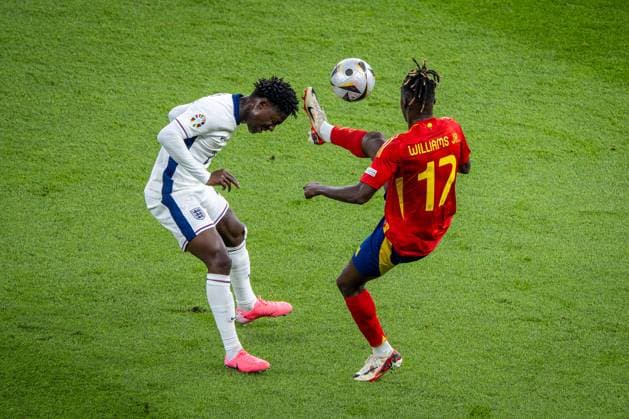 Fussball Berlin 14.07.2024 UEFA EURO, EM, Europameisterschaft,Fussball 2024 Finale England (ENG) - Spanien (ESP) Nico Williams (Spanien, No.17) Kobbie Mainoo (England, No.26)