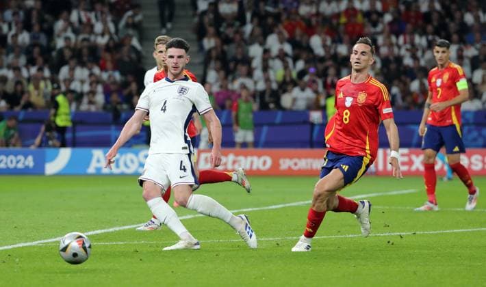 Declan Rice, Fabian Ruiz Zweikampf Spielszene Aktion Fußball Fussball Europameisterschaft Euro 2024 EM Finale Herren Saison 2023 2024 14.07.2024 Spanien ESP vs. England ENG in Berlin Olympiastadion DFL regulations prohibit any use of photographs as image sequences and or quasi-video.