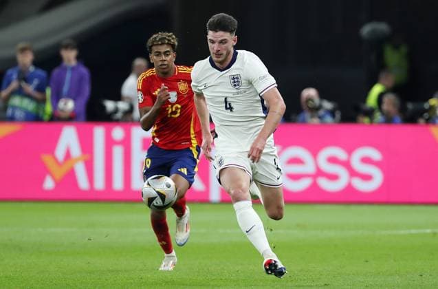 Lamine Yamal, Declan Rice Zweikampf Spielszene Aktion Fußball Fussball Europameisterschaft Euro 2024 EM Finale Herren Saison 2023 2024 14.07.2024 Spanien ESP vs. England ENG in Berlin Olympiastadion DFL regulations prohibit any use of photographs as image sequences and or quasi-video.