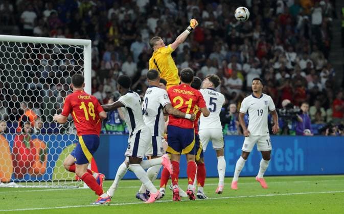 Aymeric Laporte, Marc Guehi, Kyle Walker, Torwart Jordan Pickford faustet den Ball, Mikel Oyarzabal, John Stones, Ollie Watkins Zweikampf Spielszene Aktion Fußball Fussball Europameisterschaft Euro 2024 EM Finale Herren Saison 2023 2024 14.07.2024 Spanien ESP vs. England ENG in Berlin Olympiastadion DFL regulations prohibit any use of photographs as image sequences and or quasi-video.