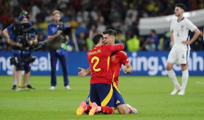 Daniel Carvajal jubelt nach Spielende mit Alvaro Morata, Spanien spanische Mannschaft feiert Europameisterschaft Jubel nach EM Sieg Freude Emotion Fußball Fussball Europameisterschaft Euro 2024 EM Finale Herren Saison 2023 2024 14.07.2024 Spanien ESP vs. England ENG in Berlin Olympiastadion DFL regulations prohibit any use of photographs as image sequences and or quasi-video.