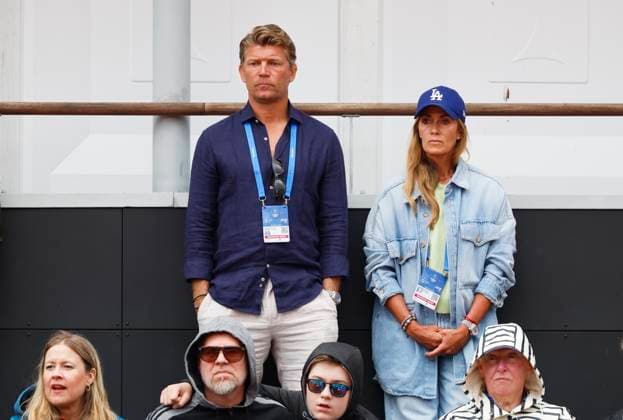 Bastad, SVERIGE 20240715 Magnus och Susanne Allbäck pa läktaren när Leo Borg och William Rejchtman Vinciguerra möter Federico Coria, Argentina och Taro Daniel, Japan i dubbel under Nordea Open i Bastad pa mandagen Bastad SVERIGE x9200x