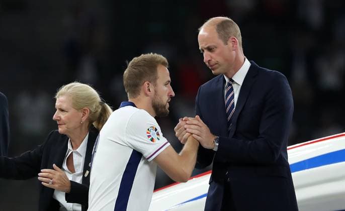 Harry Kane, Prinz William bei Siegerehrung Fußball Fussball Europameisterschaft Euro 2024 EM Finale Herren Saison 2023 2024 14.07.2024 Spanien ESP vs. England ENG in Berlin Olympiastadion DFL regulations prohibit any use of photographs as image sequences and or quasi-video.