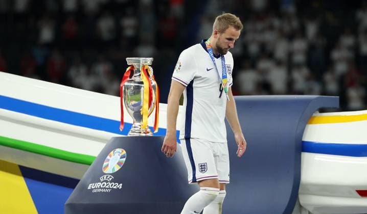 Harry Kane geht enttäuscht am Pokal vorbei Enttäuschung Fußball Fussball Europameisterschaft Euro 2024 EM Finale Herren Saison 2023 2024 14.07.2024 Spanien ESP vs. England ENG in Berlin Olympiastadion DFL regulations prohibit any use of photographs as image sequences and or quasi-video.