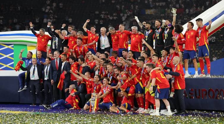 Spanien spanische Mannschaft feiert Europameisterschaft Jubel nach EM Sieg Freude Emotion Fußball Fussball Europameisterschaft Euro 2024 EM Finale Herren Saison 2023 2024 14.07.2024 Spanien ESP vs. England ENG in Berlin Olympiastadion DFL regulations prohibit any use of photographs as image sequences and or quasi-video.