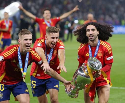 Dani Olmo, Fermin Lopez, Marc Cucurella mit Pokal, Spanien spanische Mannschaft feiert Europameisterschaft Jubel nach EM Sieg Freude Emotion Fußball Fussball Europameisterschaft Euro 2024 EM Finale Herren Saison 2023 2024 14.07.2024 Spanien ESP vs. England ENG in Berlin Olympiastadion DFL regulations prohibit any use of photographs as image sequences and or quasi-video.