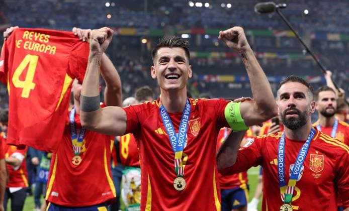 Alvaro Morata, Daniel Carvajal, Spanien spanische Mannschaft feiert Europameisterschaft Jubel nach EM Sieg Freude Emotion Fußball Fussball Europameisterschaft Euro 2024 EM Finale Herren Saison 2023 2024 14.07.2024 Spanien ESP vs. England ENG in Berlin Olympiastadion DFL regulations prohibit any use of photographs as image sequences and or quasi-video.