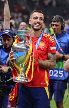 Joselu mit Pokal, Spanien spanische Mannschaft feiert Europameisterschaft Jubel nach EM Sieg Fußball Fussball Europameisterschaft Euro 2024 EM Finale Herren Saison 2023 2024 14.07.2024 Spanien ESP vs. England ENG in Berlin Olympiastadion DFL regulations prohibit any use of photographs as image sequences and or quasi-video.
