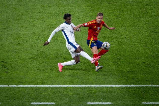 Fussball Berlin 14.07.2024 UEFA EURO, EM, Europameisterschaft,Fussball 2024 Finale England (ENG) - Spanien (ESP) Kobbie Mainoo (England, No.26) Dani Olmo (Spanien, No.10)