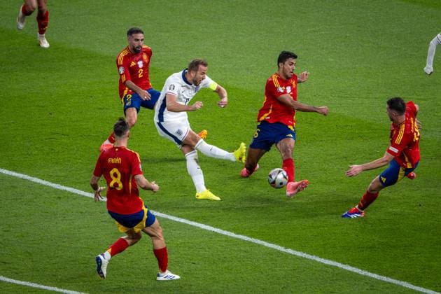 Fussball Berlin 14.07.2024 UEFA EURO, EM, Europameisterschaft,Fussball 2024 Finale England (ENG) - Spanien (ESP) Harry Kane (England, No.09) Rodri (Spanien, No.16) Robin Le Normand (Spanien, No.03) Dani Carvajal (Spanien, TW, No.02) Fabian Ruiz (Spanien, No.08)