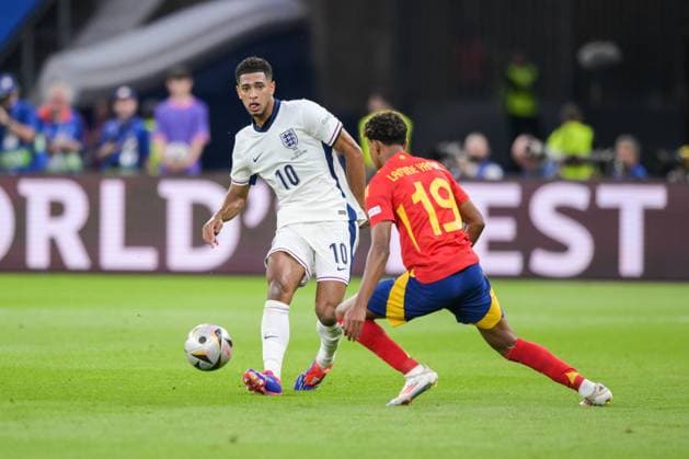 Fußball, UEFA EURO, EM, Europameisterschaft,Fussball 2024 Finale, 20240714, Spanien - England. Im Bild Jude BELLINGHAM (England, 10) Pass Zuspiel Ball und Lamine YAMAL (Spanien, 19). Berlin Olympiastadion Berlin Brandenburg Deutschland Copyright: Passion2Press MarkusxFischerx