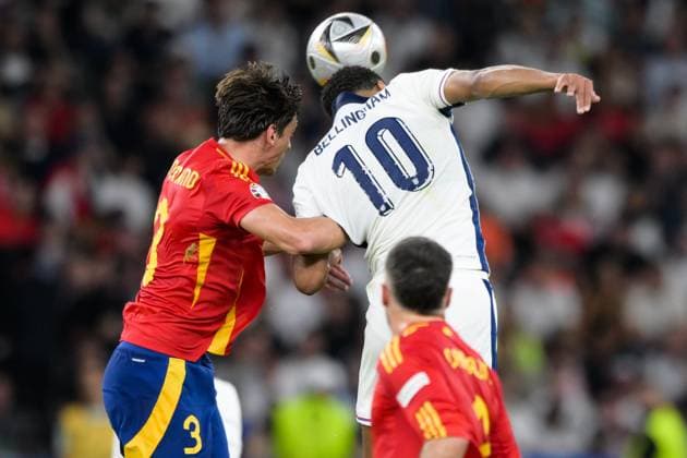 Fußball, UEFA EURO, EM, Europameisterschaft,Fussball 2024 Finale, 20240714, Spanien - England. Im Bild Robin LE NORMAND (Spanien, 3) und Jude BELLINGHAM (England, 10) Kopfballduell. Berlin Olympiastadion Berlin Brandenburg Deutschland Copyright: Passion2Press MarkusxFischerx