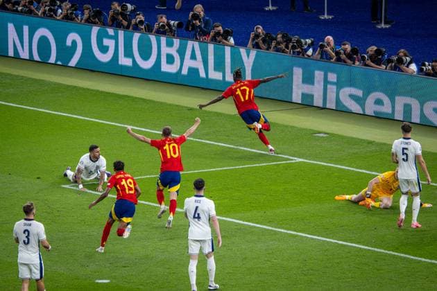 Fussball Berlin 14.07.2024 UEFA EURO, EM, Europameisterschaft,Fussball 2024 Finale England (ENG) - Spanien (ESP) Jubel nach dem Tor zum 0:1 durch Nico Williams (Spanien, No.17) Dani Olmo (Spanien, No.10) Lamine Yamal (Spanien, No.19)
