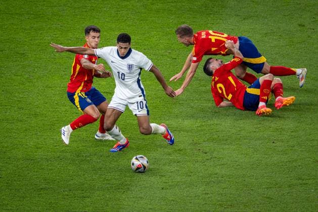 Fussball Berlin 14.07.2024 UEFA EURO, EM, Europameisterschaft,Fussball 2024 Finale England (ENG) - Spanien (ESP) Jude Bellingham (England, No.10) Martin Zubimendi (Spanien, No.18) Dani Olmo (Spanien, No.10) Dani Carvajal (Spanien, TW, No.02)