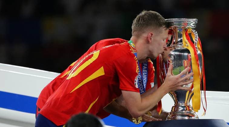 BAU 14.07.2024 Berlin Fußball EM 2024 Finale Spanien vs. England, Dani Olmo (ESP) küsst den Pokal