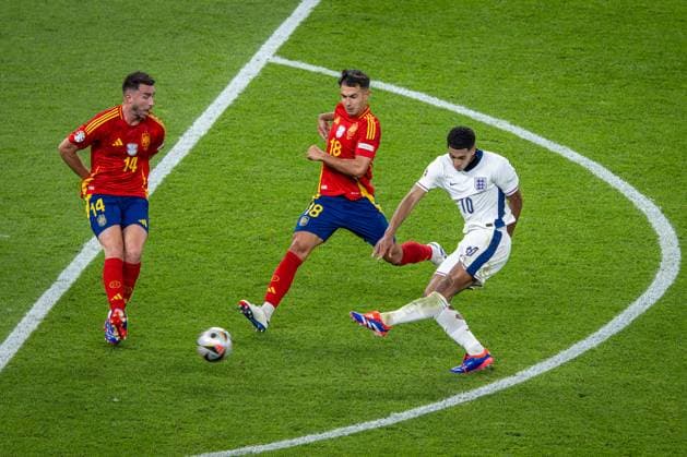 Fussball Berlin 14.07.2024 UEFA EURO, EM, Europameisterschaft,Fussball 2024 Finale England (ENG) - Spanien (ESP) Jude Bellingham (England, No.10) Martin Zubimendi (Spanien, No.18) Aymeric Laporte (Spanien, TW, No.14)