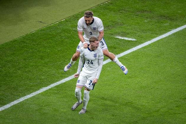 Fussball Berlin 14.07.2024 UEFA EURO, EM, Europameisterschaft,Fussball 2024 Finale England (ENG) - Spanien (ESP) Jubel nach dem Ausgleich zum 1:1 durch Cole Palmer (England, TW, No.24) Luke Shaw (England, No.03)