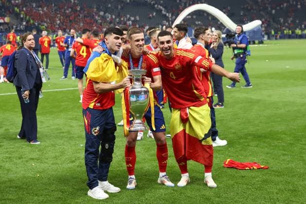 14.07.2024, xtgx, Fussball EM 2024 Finale, Spanien - England emspor, v.l. Dani Olmo (Spanien, 10), Nacho Fernandez (Spanien, 4) Jubel ueber den Sieg, Jubel nach Spielende (DFL DFB REGULATIONS PROHIBIT ANY USE OF PHOTOGRAPHS as IMAGE SEQUENCES and or QUASI-VIDEO) Berlin