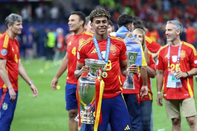 14.07.2024, xtgx, Fussball EM 2024 Finale, Spanien - England emspor, v.l. Lamine Yamal (Spanien, 19) Pokal Jubel ueber den Sieg, Jubel nach Spielende (DFL DFB REGULATIONS PROHIBIT ANY USE OF PHOTOGRAPHS as IMAGE SEQUENCES and or QUASI-VIDEO) Berlin