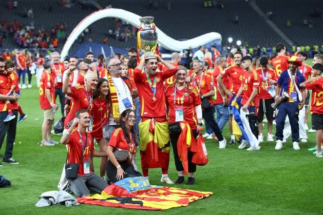 14.07.2024, xtgx, Fussball EM 2024 Finale, Spanien - England emspor, v.l. Ferran Torres (Spanien, 11) Pokal Jubel ueber den Sieg, Jubel nach Spielende (DFL DFB REGULATIONS PROHIBIT ANY USE OF PHOTOGRAPHS as IMAGE SEQUENCES and or QUASI-VIDEO) Berlin
